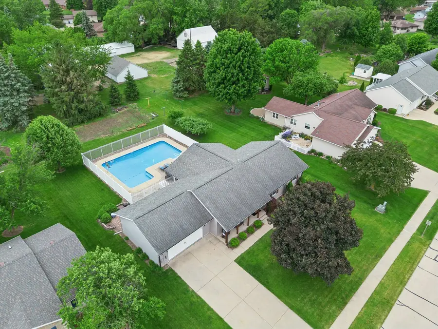 813 Pleasant Hill Drive, Dewitt, IA 52742 - #2