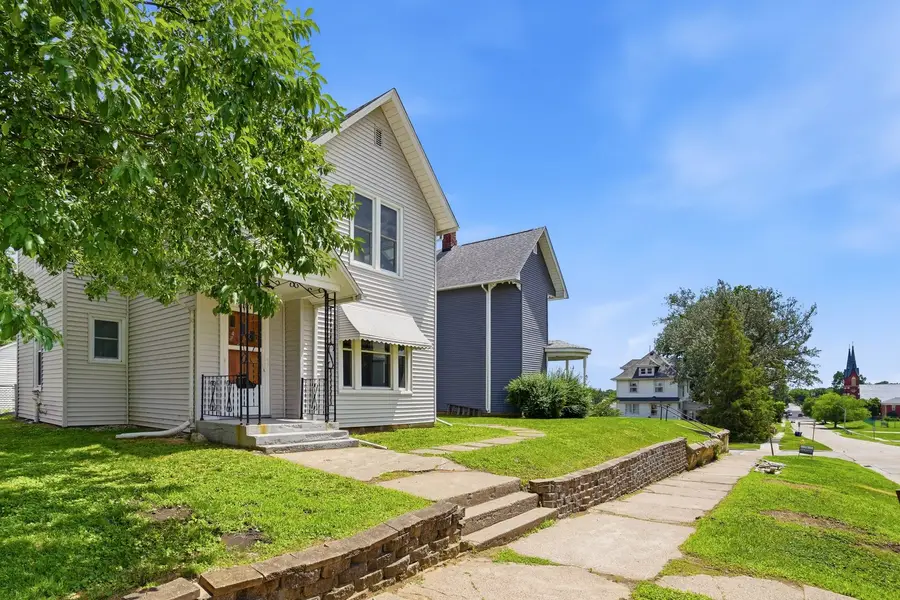 2707 Pershing Boulevard, Clinton, IA 52732 - #2