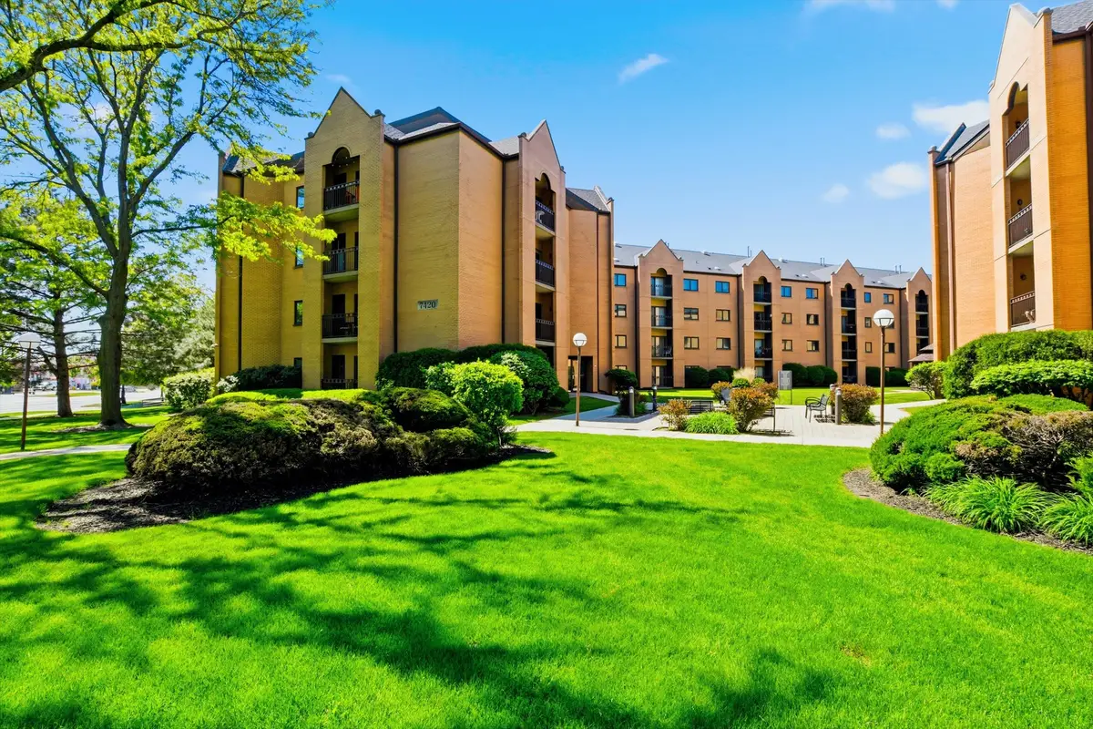 7420 W Lawrence Avenue #202, Harwood Heights, IL 60706 - #1