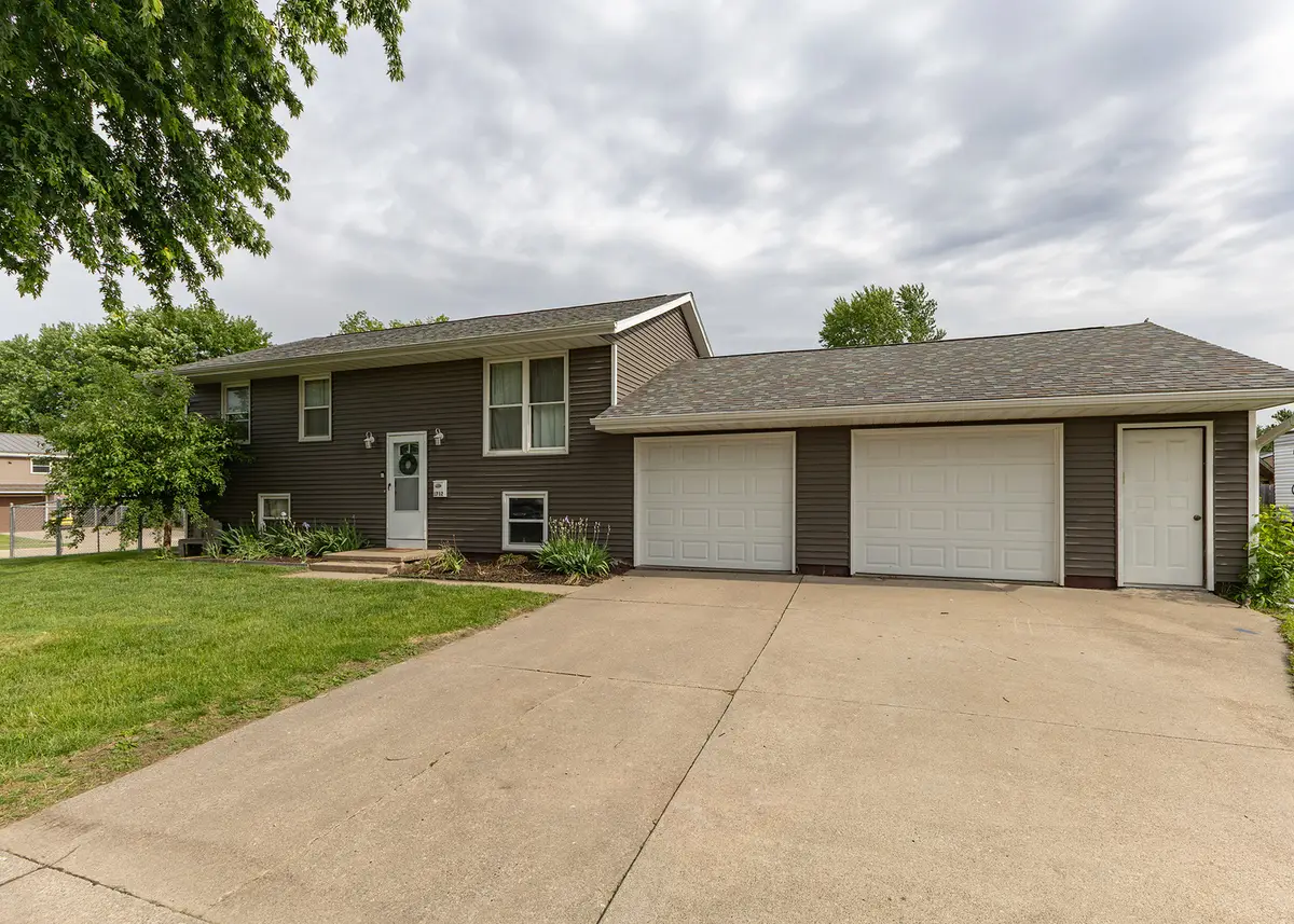 1712 Middle Road, Camanche, IA 52730 - #1