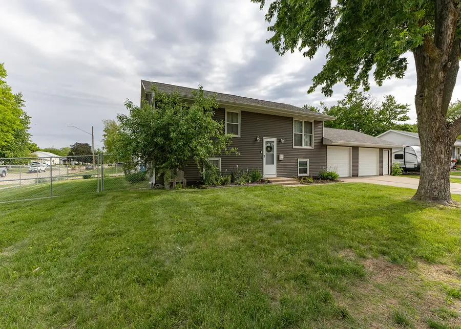 1712 Middle Road, Camanche, IA 52730 - #3
