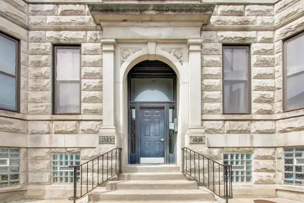 1050 W Foster Avenue, Chicago, IL 60640