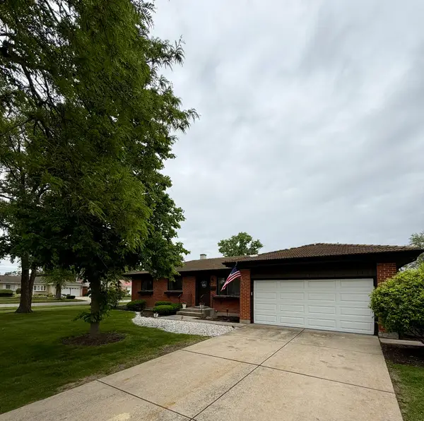 832 Leahy Circle, Des Plaines, IL 60016
