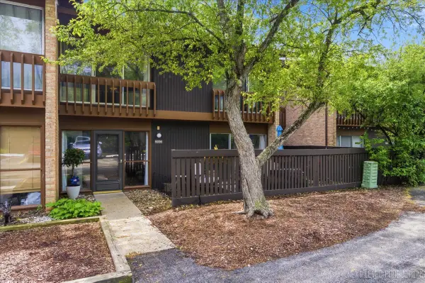 5936 Greenview Road #5936, Lisle, IL 60532