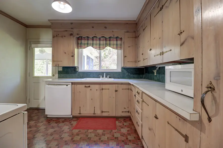 806 N 11th Street, Clinton, IA 52732 - #3
