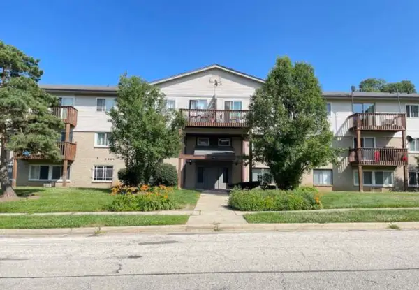 555 Deepwoods Drive #2E, Mundelein, IL 60060