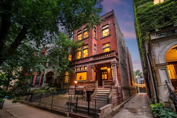 560 W Arlington Place, Chicago, IL 60614