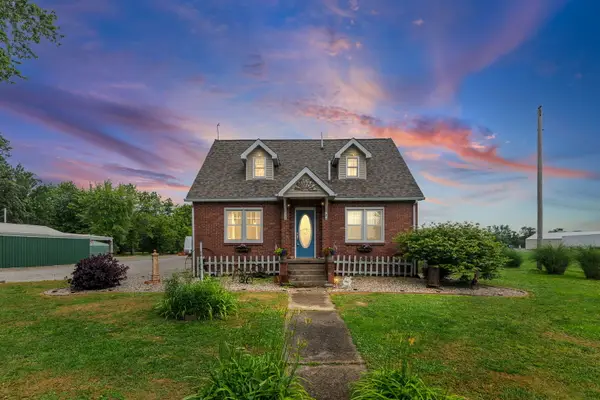1095 W Robinson Street, Wayne City, IL 62895