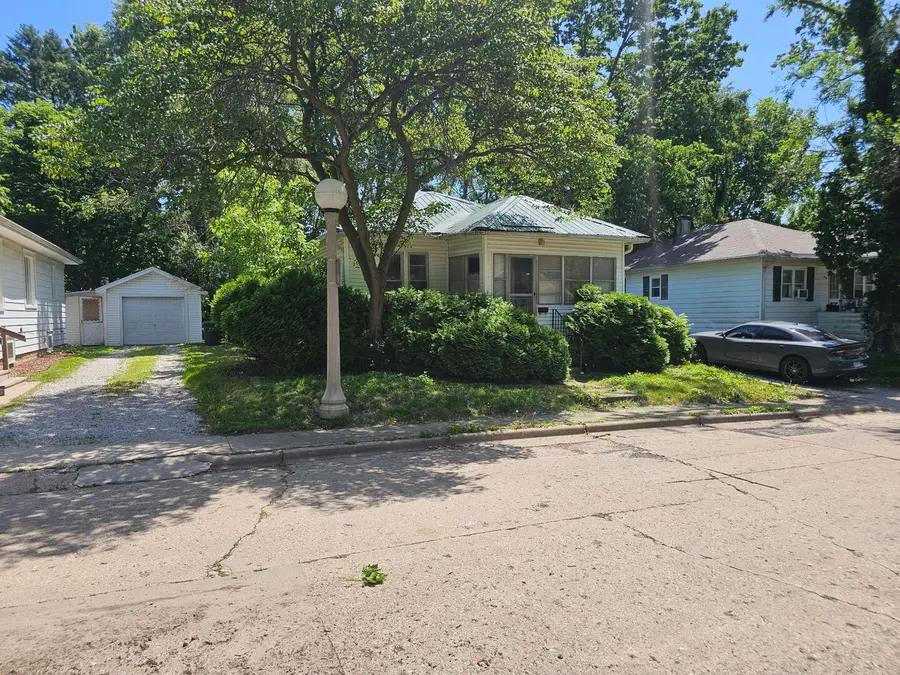 402 S Johnson Avenue, Urbana, IL 61801 - #2