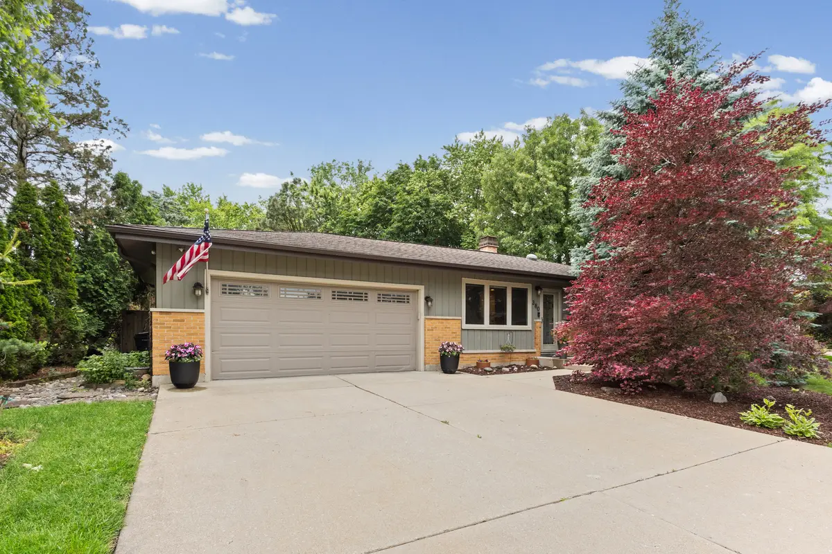 380 Pleasant Street, Hoffman Estates, IL 60169 - #1