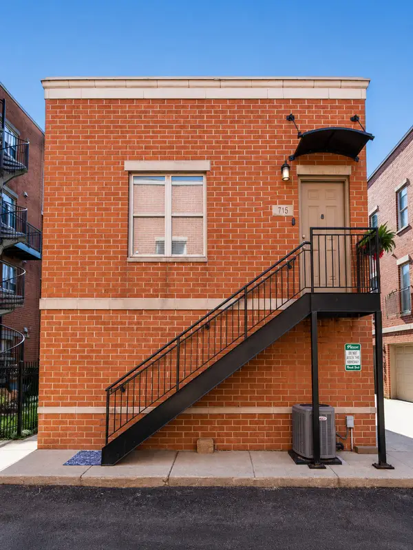 715 W Eastman Street, Chicago, IL 60610