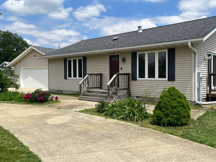 1043 W Mill Street, Kewanee, IL 61443 - #3