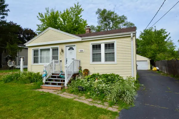 1028 West Drive, South Elgin, IL 60177