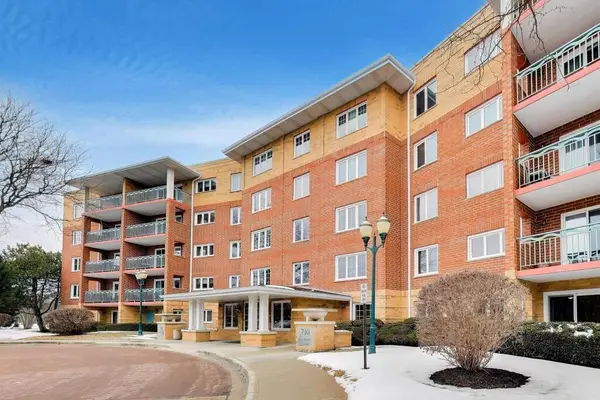 710 Creekside Drive #310, Mount Prospect, IL 60056