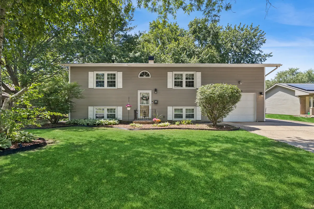 725 Wiltshire Court, Crystal Lake, IL 60014 - #1
