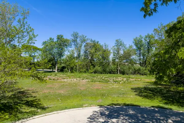 1 High Point Circle, Hawthorn Woods, IL 60047