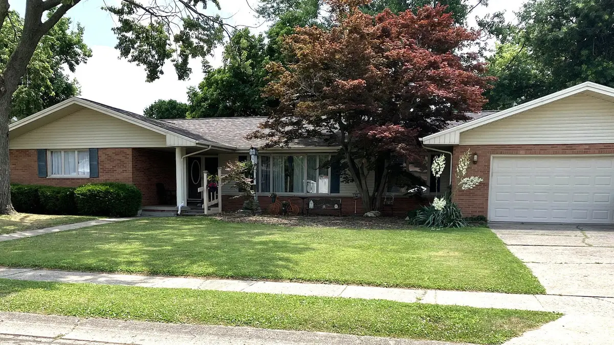 425 Crestmore Avenue, Mattoon, IL 61938 - #1