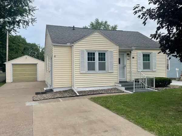 2107 Center Court, Clinton, IA 52732