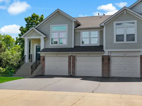 979 Huntington Drive #979, Elk Grove Village, IL 60007