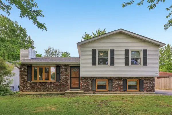 1913 Burr Oak Lane, Lindenhurst, IL 60046