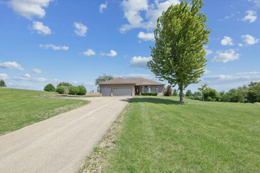 3067 Valley View Court, Clinton, IA 52732 - #3