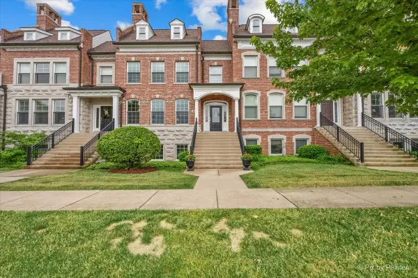 15 North Street #4H, Woodstock, IL 60098