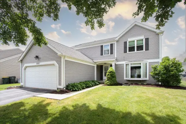 886 Farm Glen Lane, Carol Stream, IL 60188