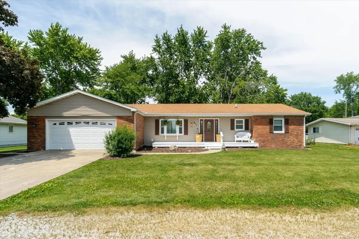 611 E Water Street, Farmer City, IL 61842 - #1