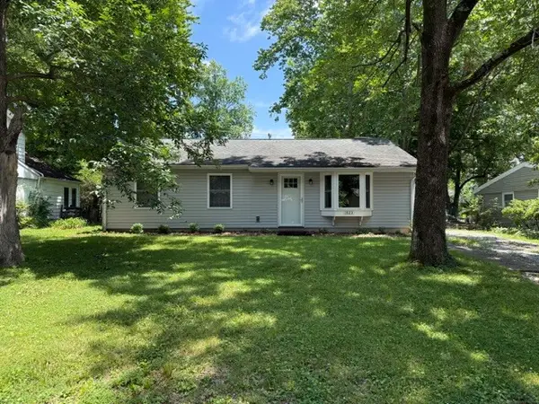 1023 W Laurel Street, Carbondale, IL 62901