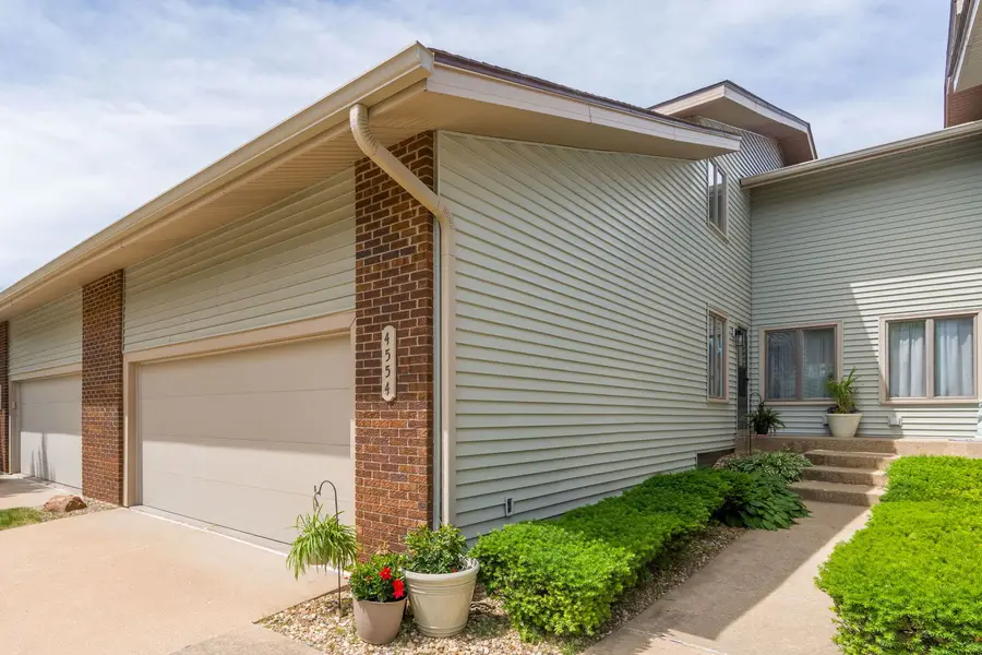 4554 Bunker Hill Drive, Bettendorf, IA 52722 - #2