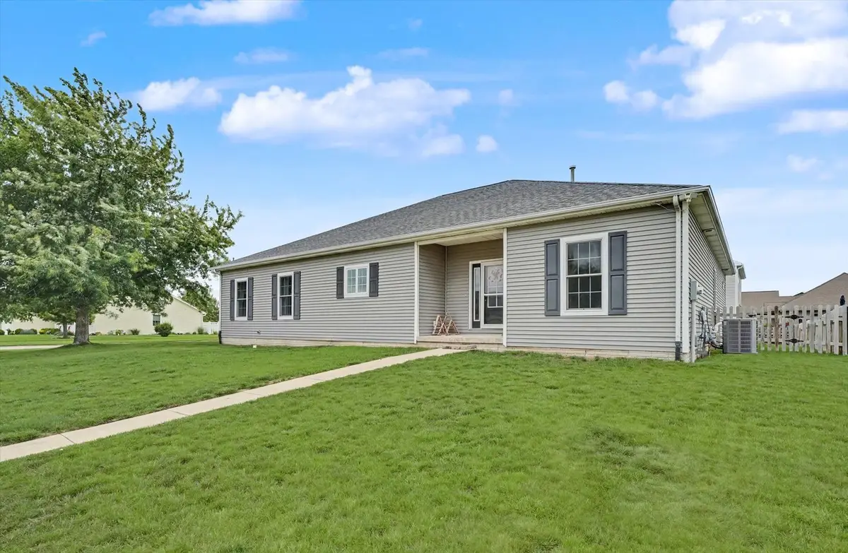 2002 E Grand Avenue, Saint Joseph, IL 61873 - #1