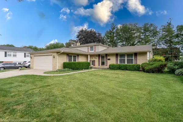 1631 S Surrey Ridge Drive, Arlington Heights, IL 60005