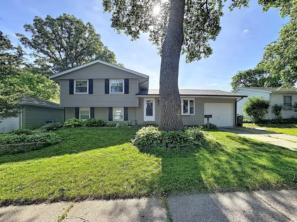 2507 N Hazelwood Avenue, Davenport, IA 52804 - #1