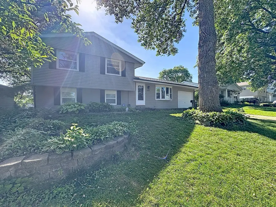 2507 N Hazelwood Avenue, Davenport, IA 52804 - #2