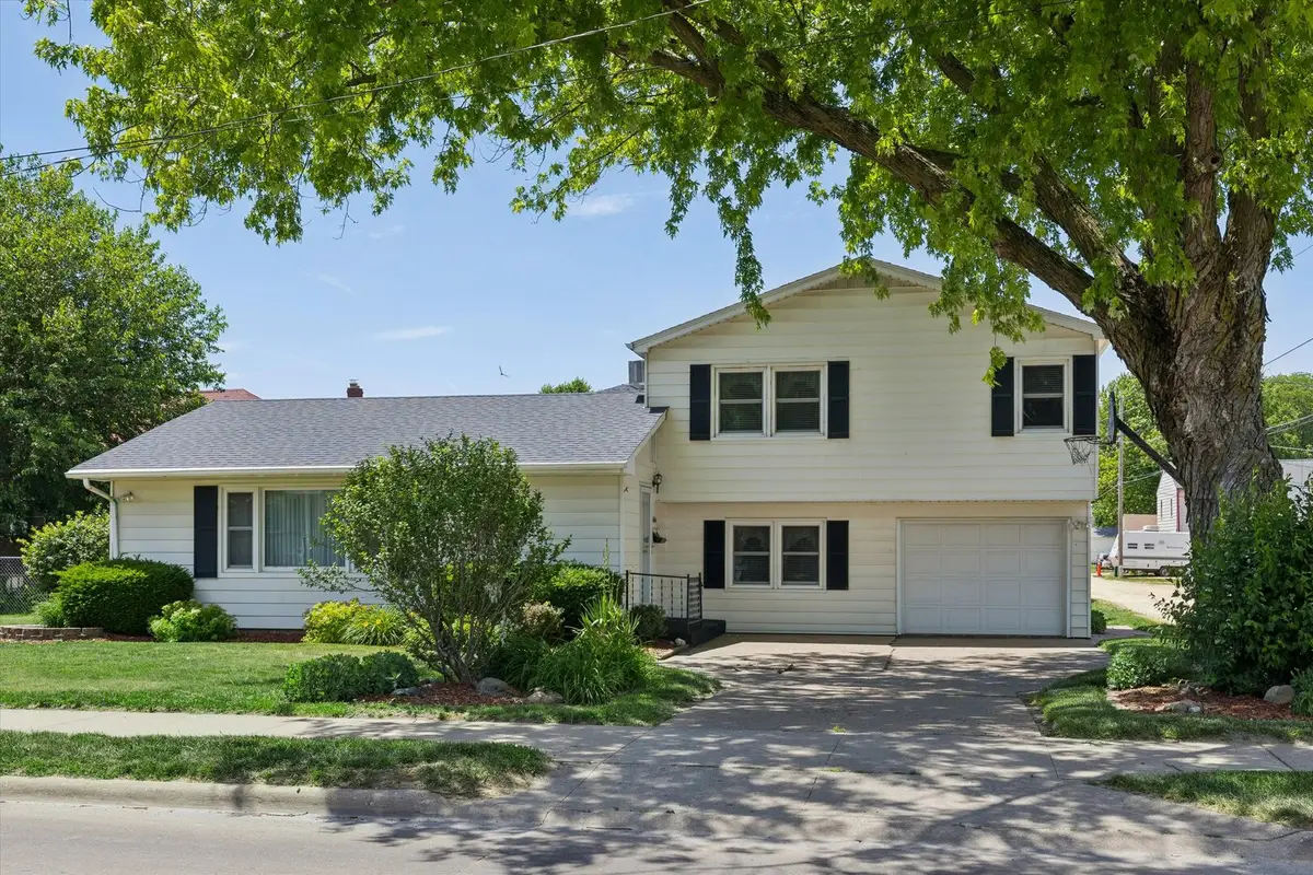 604 N 4th Street, Clinton, IA 52732 - #1