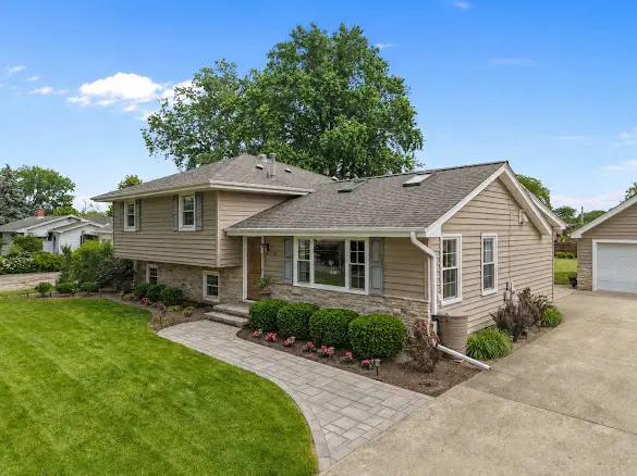 15 W 56th Place, Westmont, IL 60559