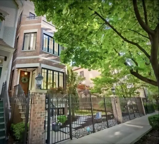 1331 W Wolfram Street, Chicago, IL 60657
