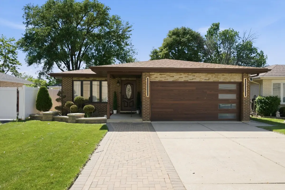 8320 Lamon Avenue, Burbank, IL 60459 - #1