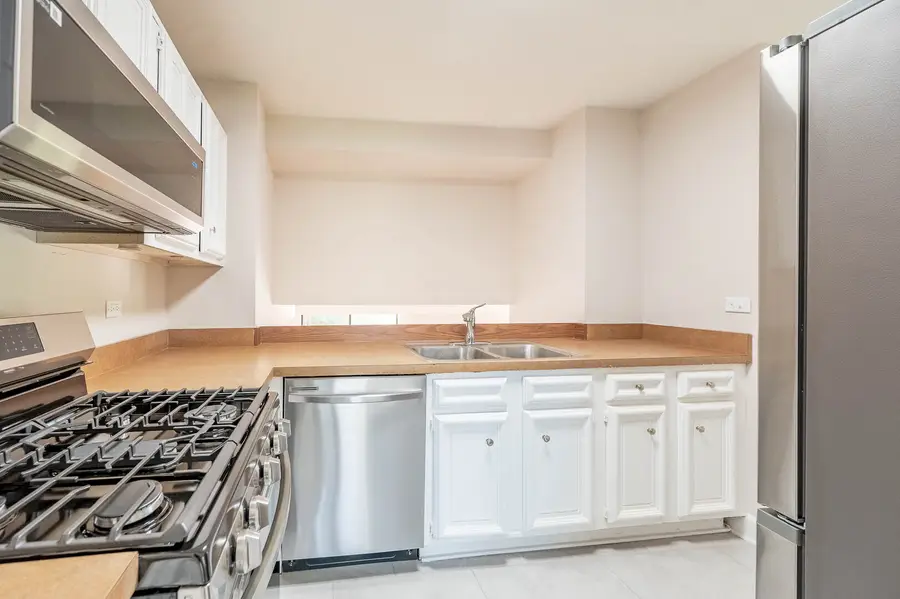 800 Shawnee Trail, Roselle, IL 60172 - #3