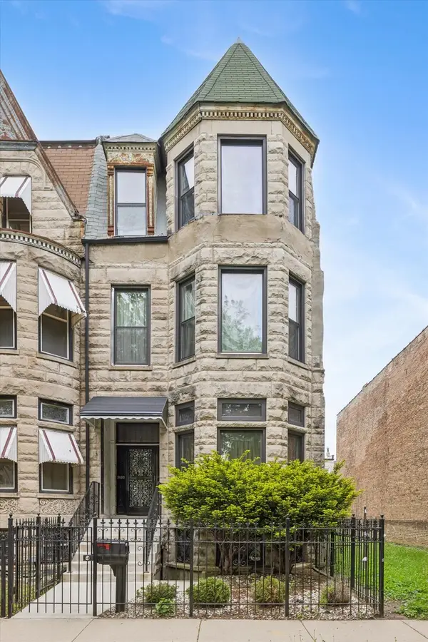 3633 S Giles Avenue, Chicago, IL 60653