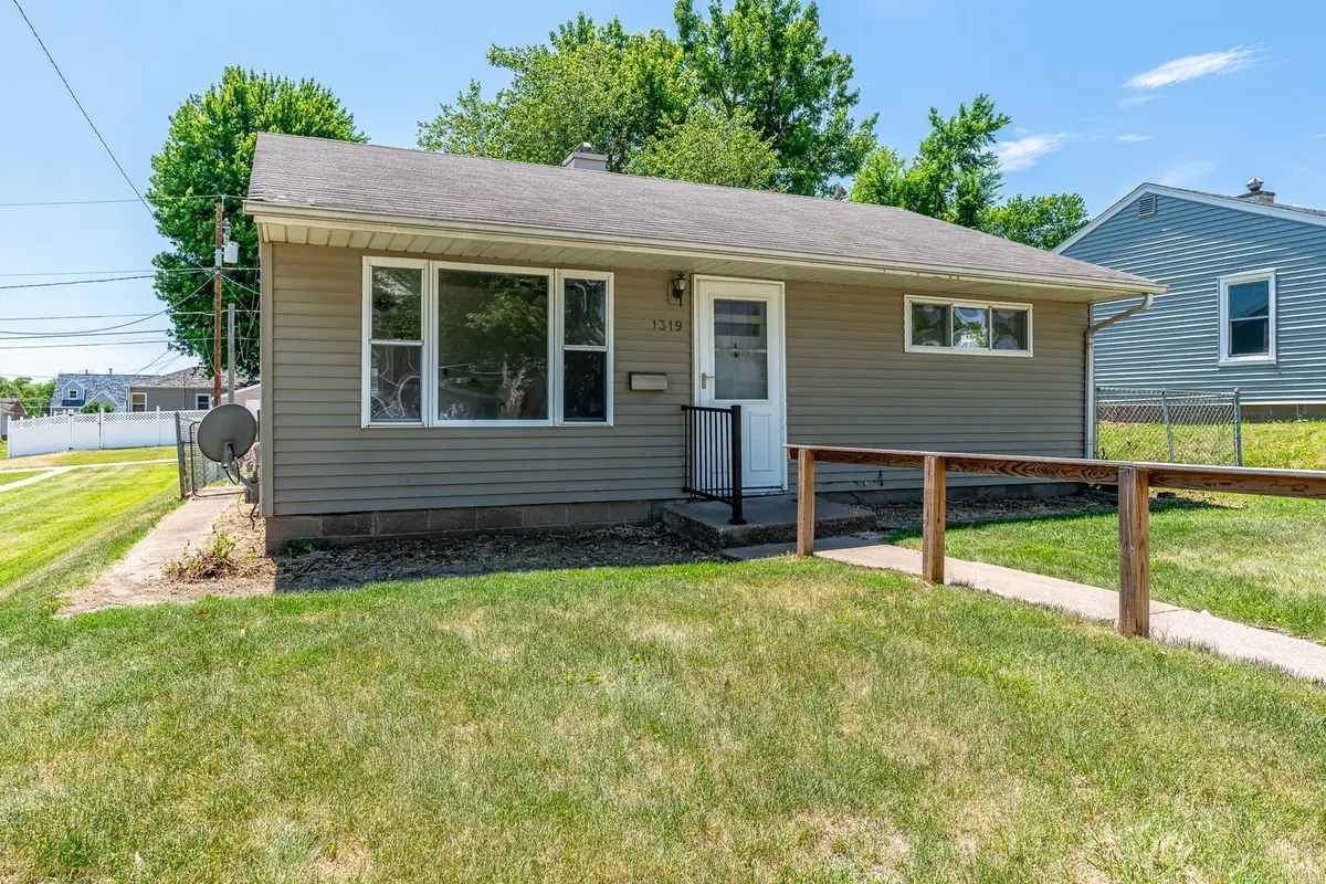 1319 W 38th Place, Davenport, IA 52806 - #1