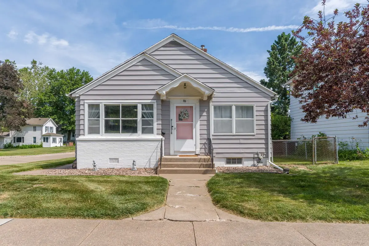 716 22nd Avenue, Clinton, IA 52732 - #1