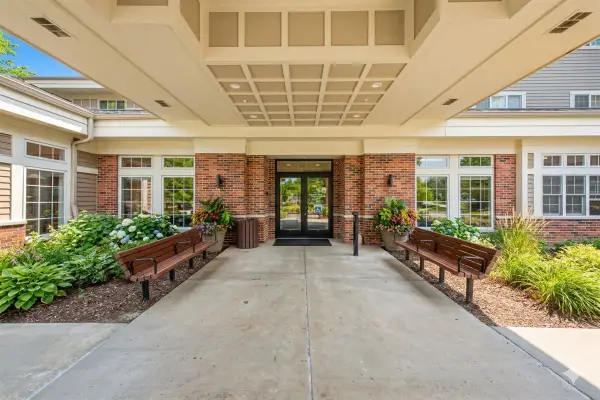 605 Barrington Avenue #222, East Dundee, IL 60118