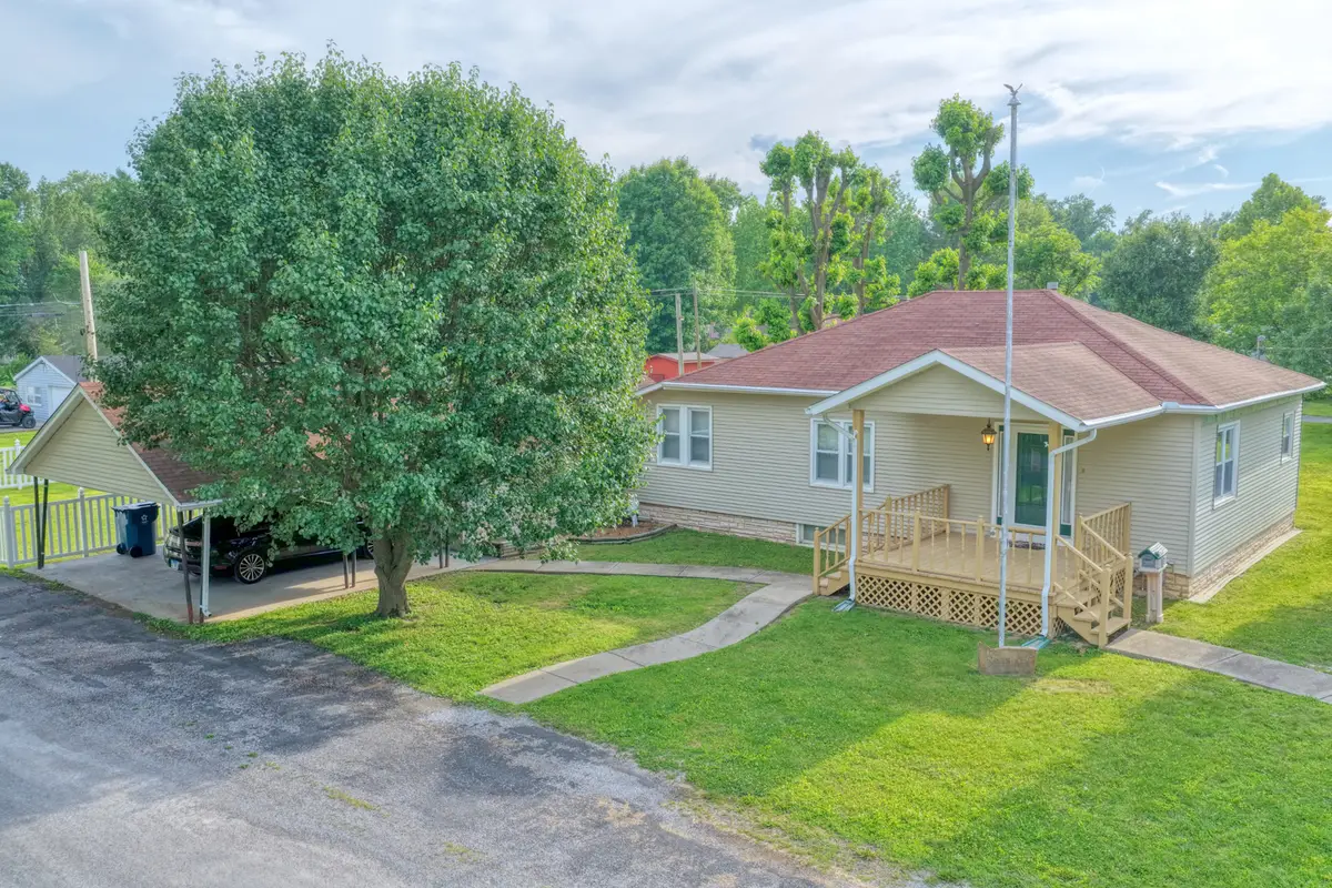 602 W Ray Avenue, Christopher, IL 62822 - #1