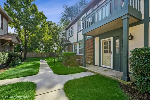 111 Lindenwood Court, Vernon Hills, IL 60061