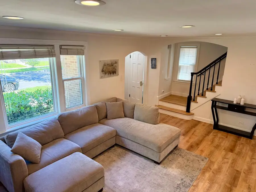 3011 W Jarvis Avenue, Chicago, IL 60645 - #2