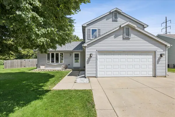 124 S Glenbrook Trail, McHenry, IL 60050