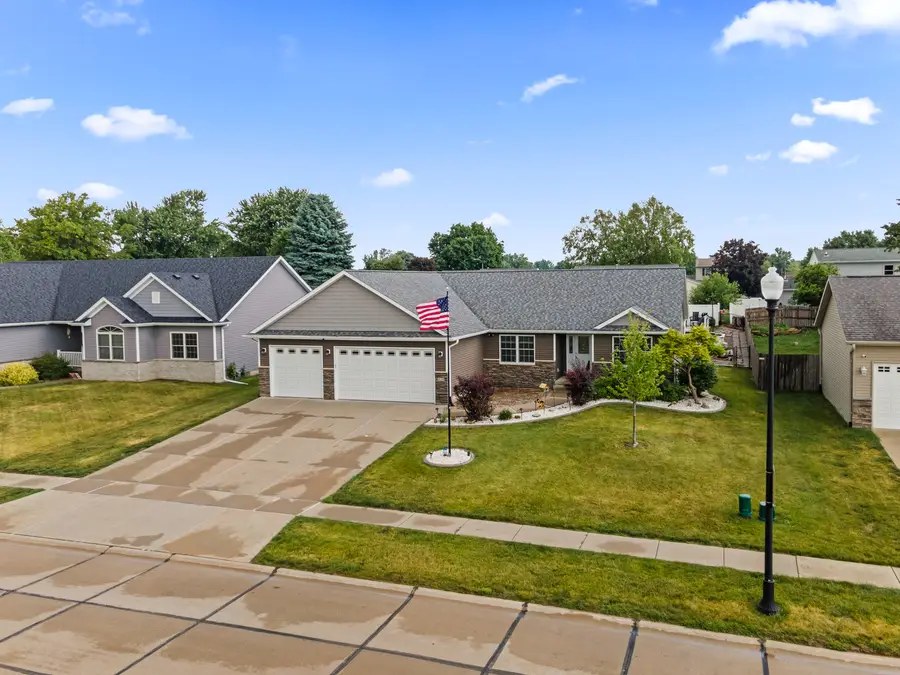 520 Pinehurst Drive, Eldridge, IA 52748 - #2