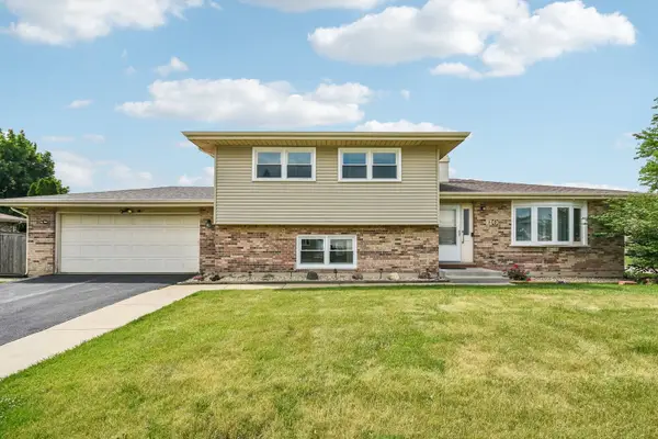 410 Flint Trail, Carol Stream, IL 60188