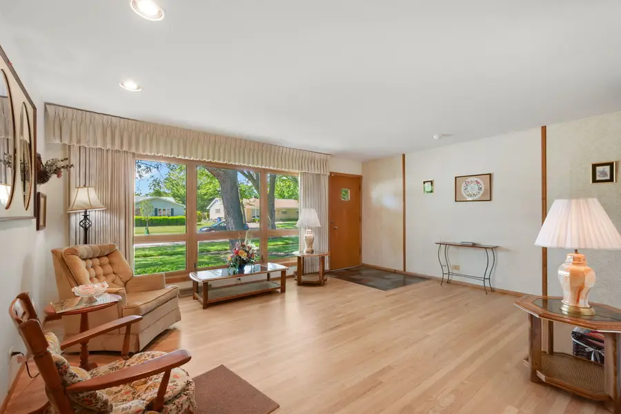 472 W Walnut Avenue, Des Plaines, IL 60016 - #2